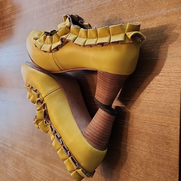 PETER JENSEN  YELLLOW  RUFFLE LEATHER SHOES - Picture 6 of 12
